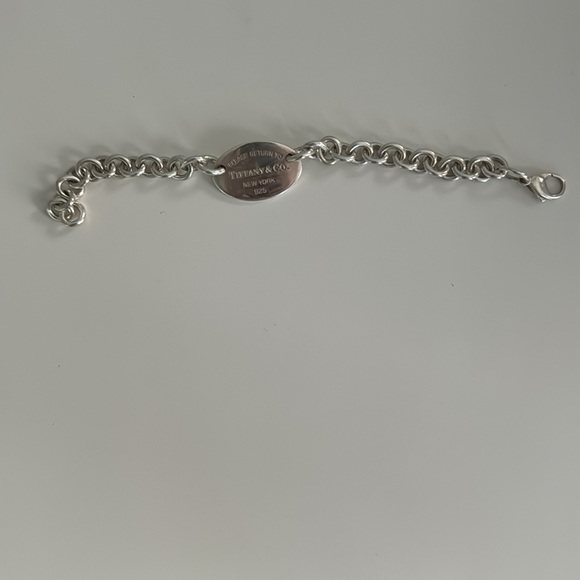 Tiffany & Co. Oval Tag Bracelet in size Medium - Picture 2 of 3